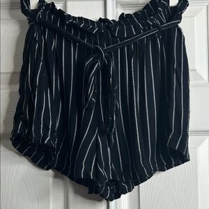 American Eagle Outfitters Black and White Striped Shorts L Pockets Belt